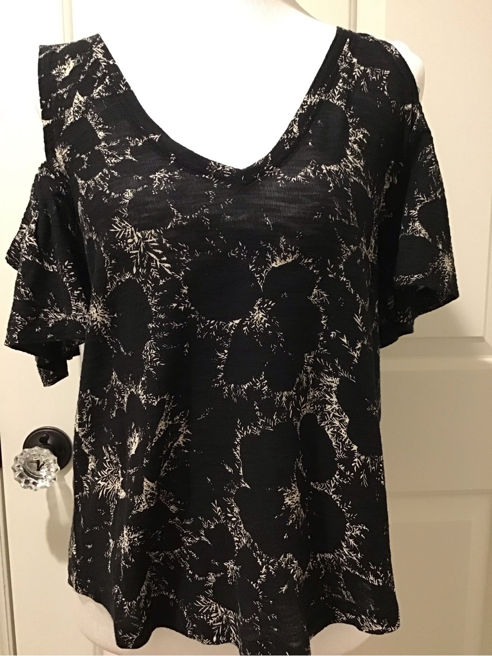 Lucky Brand Black with Cream Abstract Cold-Shoulder V-Neck Top